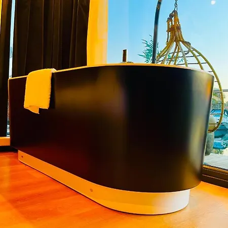 Botel Escale Royale
